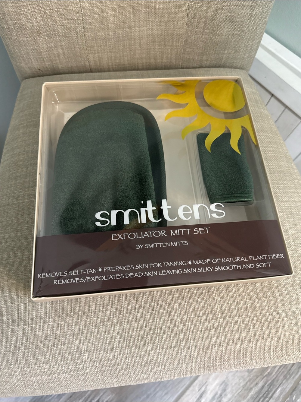 smitten Exfoliator Mitt Set in Dark Green